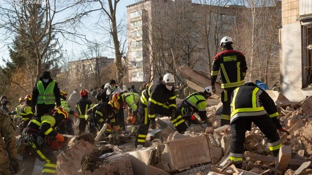 Зеленски: 22-ма души са водят в неизвестност след руския удар по Тернопол, спасителните операции продължават