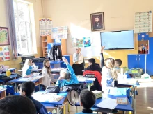 Районен кмет чете приказки на ученици от Пловдив