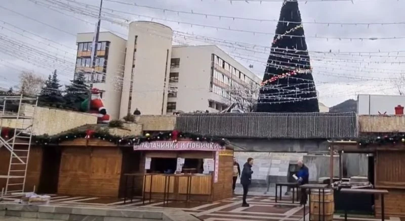 В Благоевград палят коледните светлини! Носете си чадъри и дъждобрани
