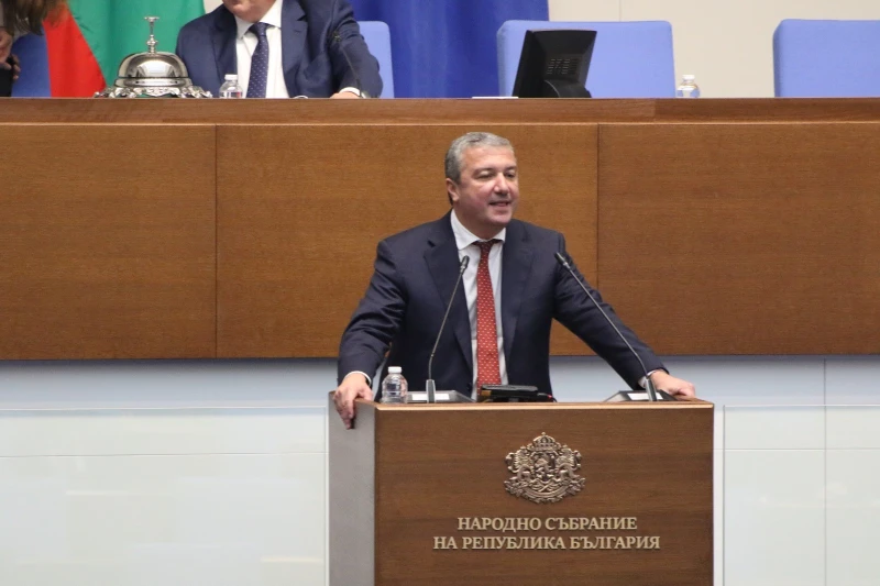Драгомир Стойнев: Няма друга нормална държава, особено в ЕС, която да продължава да е с плосък данък