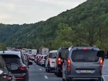 Катастрофа ограничава движението в изпреварващата лента на АМ "Хемус"