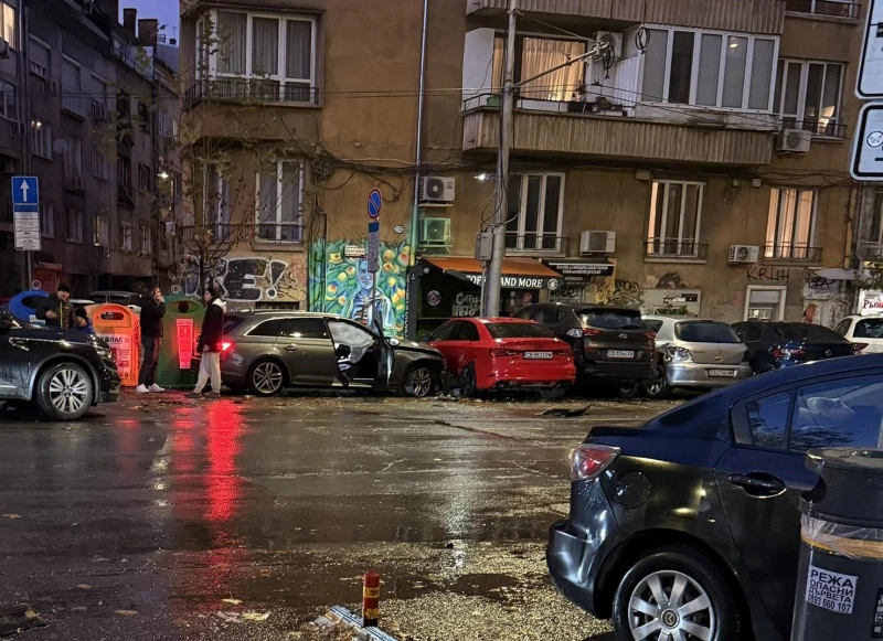 Водач помете паркирани коли на столичен булевард