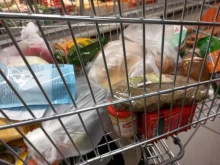 Плащаме по-малко за портокали и ябълки, но повече за картофи и кашкавал