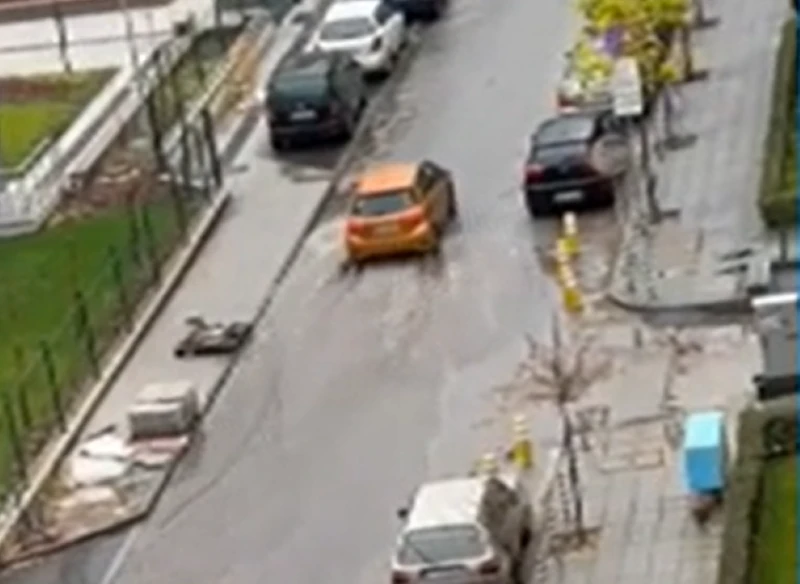 Улица в столичен квартал е под вода: Въпреки подадени множество сигнали, шахта не е изградена