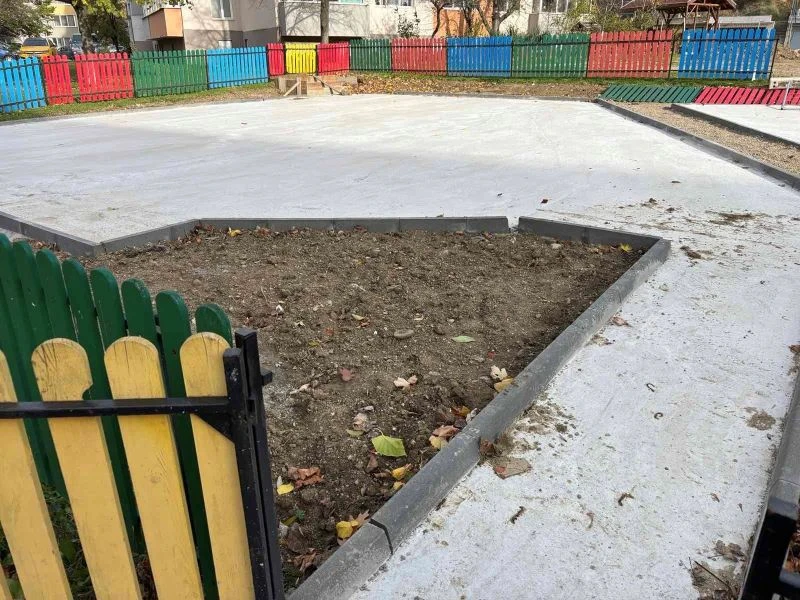 Две от най-старите детски площадки в ж.к. Струмско се превръщат в модерни зони за игри и спорт на открито