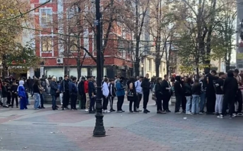Огромна опашка се оформи на Главната, хиляди се наредиха за евтини дюнери