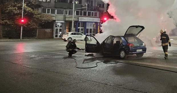 Огнеборци потушиха горящ лек автомобил в Русе