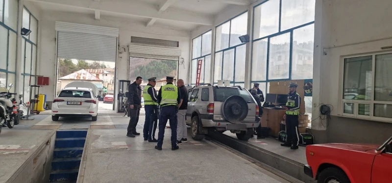 Пътна полиция в Смолян проверява готовността на автомобилите за зимния сезон