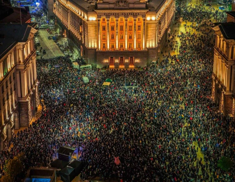 Внушителна тълпа окупира "Триъгълника на властта", кадри от високо показват мащаба на народното недоволство