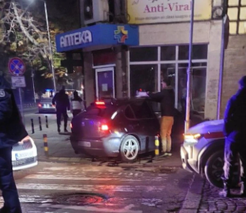 Кола се вряза в аптека в Пловдив