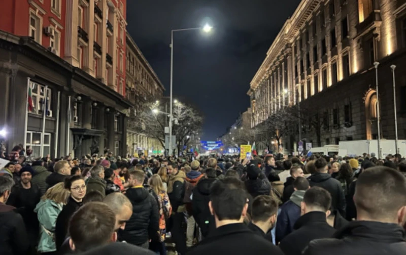 Слави Трифонов: Две служителки на Министерството на здравеопазването бяха нападнати при опит да напуснат парламента