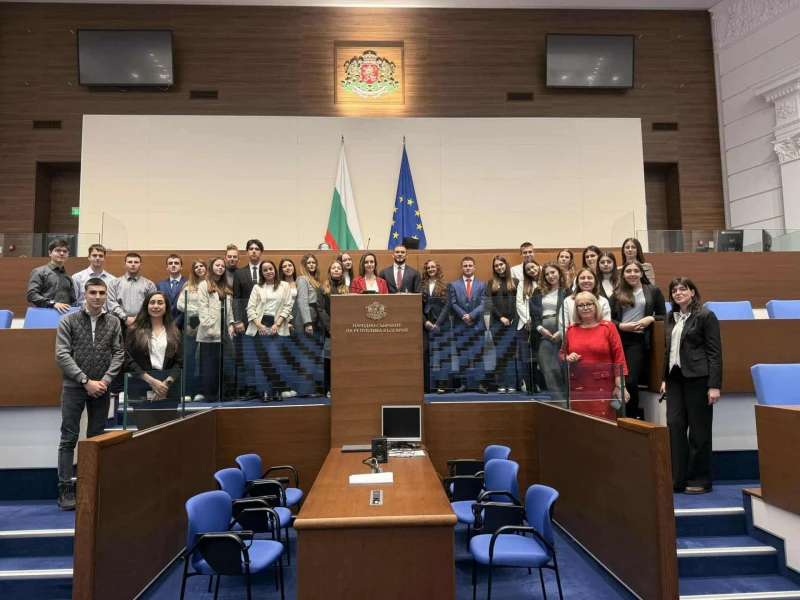 Младежи от Русе влязоха в ролите на народни представители