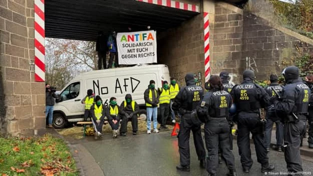 Демонстрации в Гисен заради "Алтернатива за Германия", полицията използва водни оръдия и лютив спрей