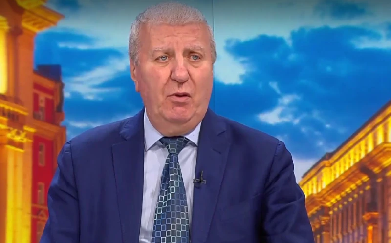 Проф. Томов: Падането на кабинета сега ще означава хаос. Няма по-опасно време да разбутваме властта