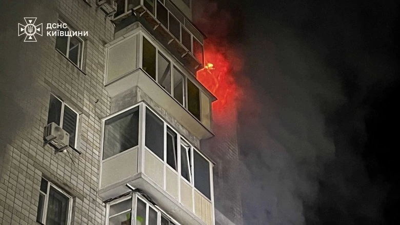 Русия атакува с дронове Вишгород: Многоетажна сграда се запали, има загинал