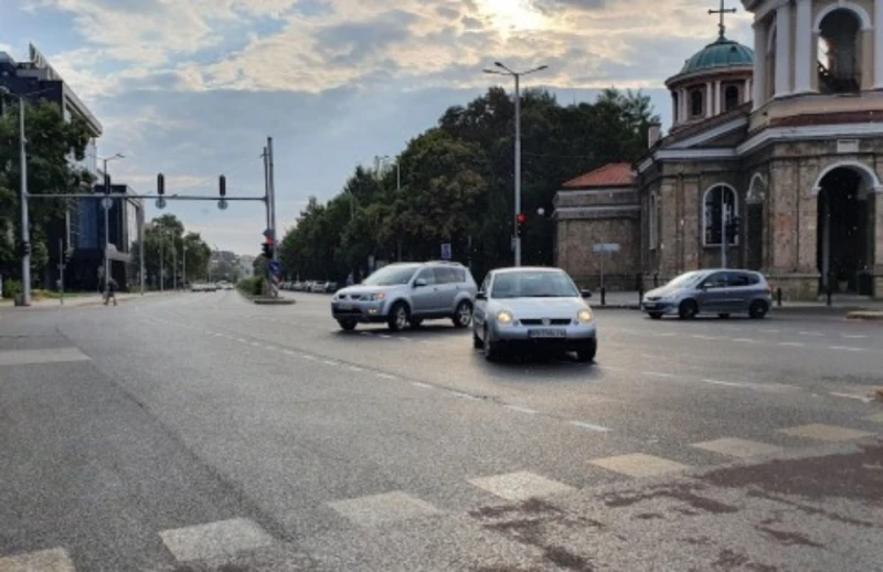 Две проблемни кръстовища в Пловдив, при които шофьорите игнорират напълно правилата за движение