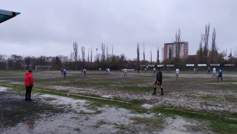 Ужасният терен на клубната база на Спартак се превърна в подгизнала кална нива