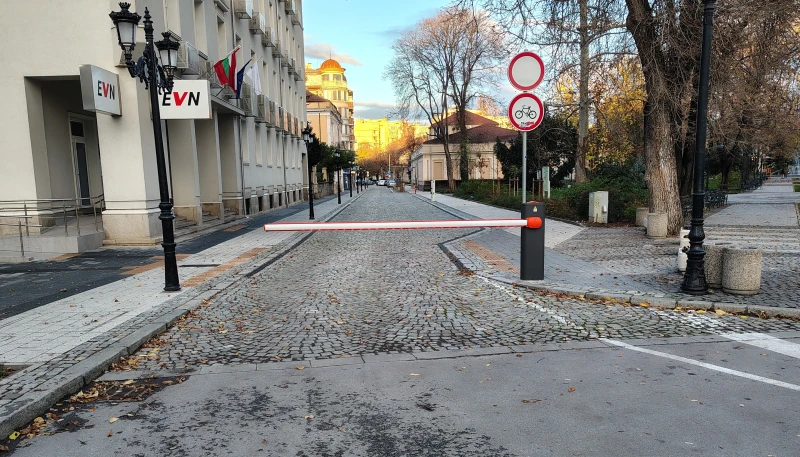 Монтираха дълго чакана бариера в центъра на Пловдив