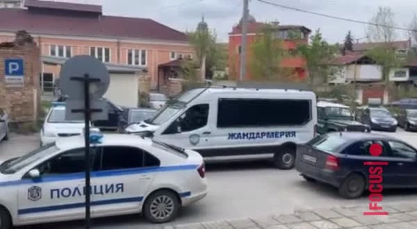Четирима млади мъже са обвинени за разпространение на наркотици, двама са оставени в ареста