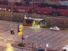 Кола буквално влетя в заведение на паркинг на "Лидл"