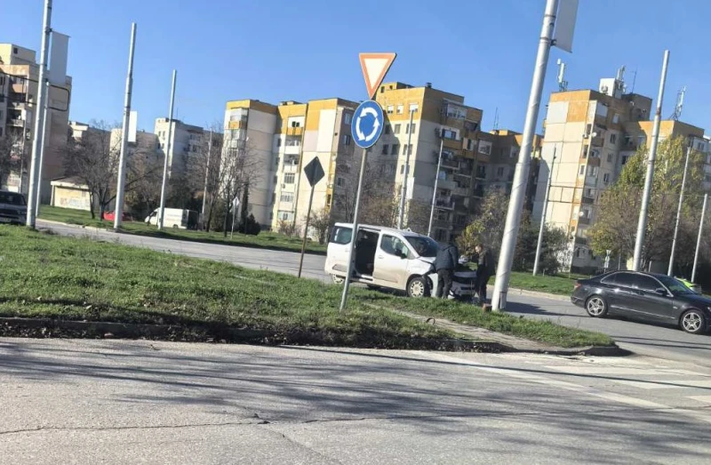 Катастрофа в кръгово в Пловдив. Как успяха да се ударят точно там?