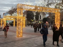 Новите коледни арки по Главната на Пловдив светнаха