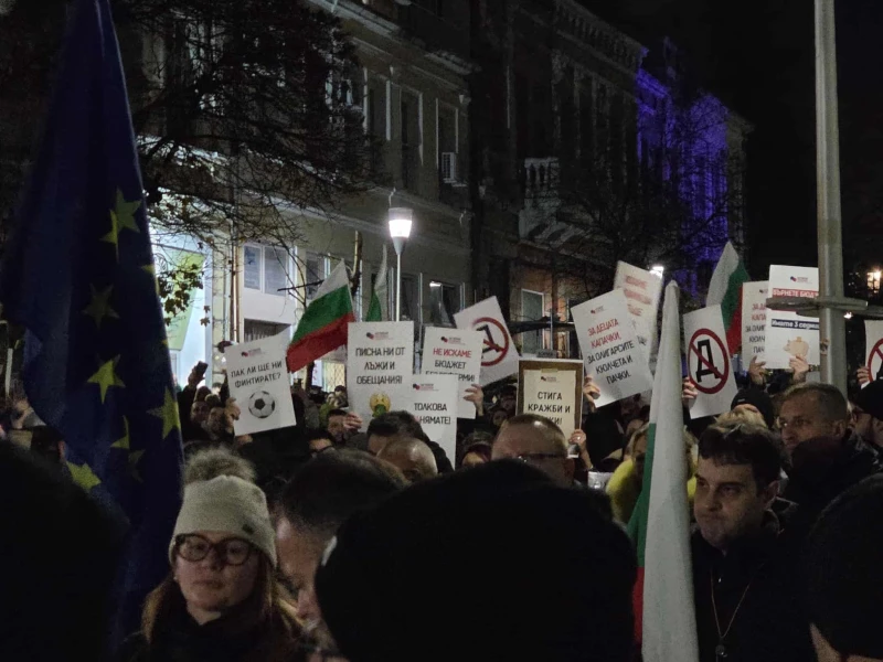 Варненци излязоха на протест срещу Бюджет 2026, очакват речта на кмета Коцев