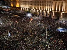 Протестиращите в София тръгват към централата на ДПС