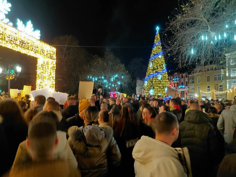 Главната се оказа тясна за хилядите протестиращи