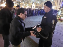 Кадър, който казва повече от 1000 думи: Сляп писател докосна шлема на полицай в Пловдив