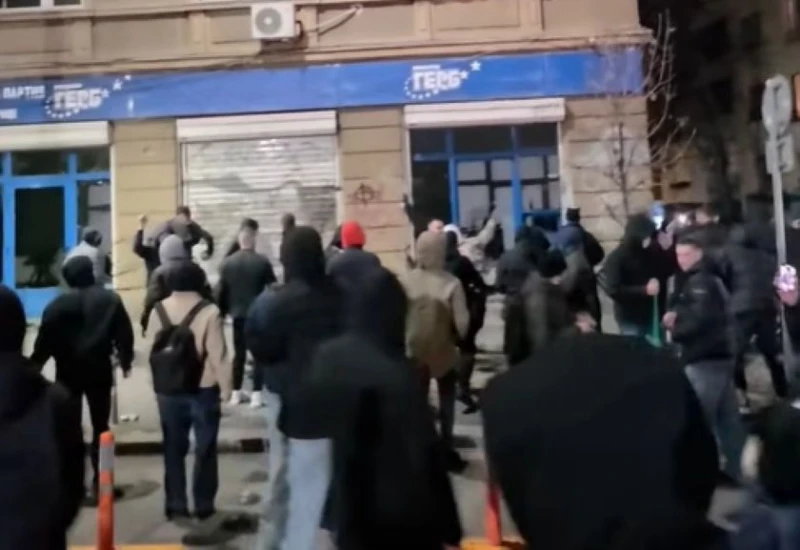 Протестиращите разбиха офис на ГЕРБ в София
