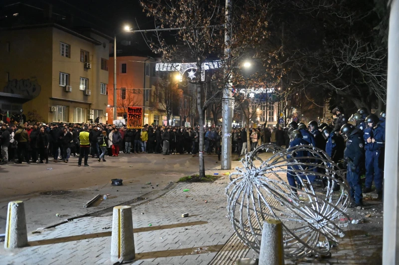 Равносметката: След мирния протест в София - безредици, задържани и пострадали