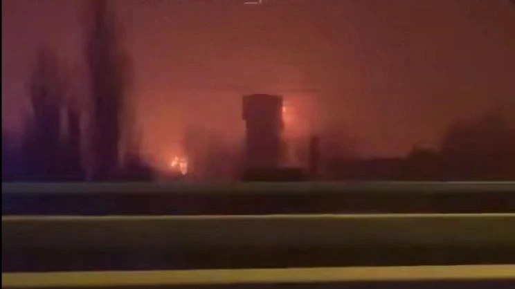 Огромен пожар избухна в Орловска област след предполагаем удар с дрон по петролната рафинерия