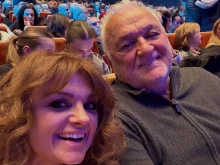 Вижте къде заведе баща си Петя Дикова и защо сложи жълта рокля