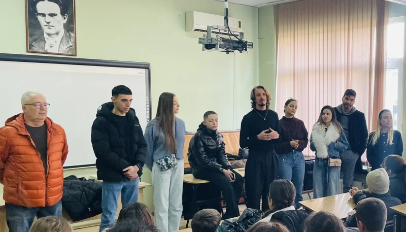 Емоционална среща в СУ "Никола Вапцаров" с актьори от филма "Един грам живот"