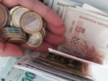 Пенсионерите получават пари днес, някои повече от обикновено