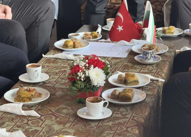 Канят пловдивчани на турско кафе пред Джумая джамия