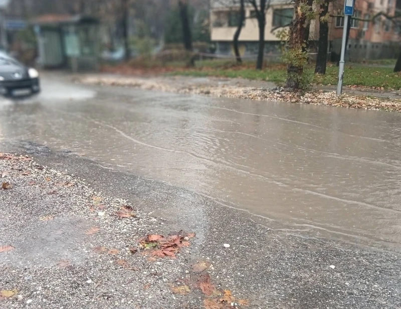 Сериозно е положението в район "Южен", улици се превърнаха в реки и езера