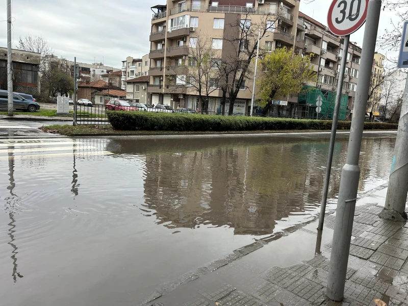 Втори ден ключов булевард в Пловдив е под вода