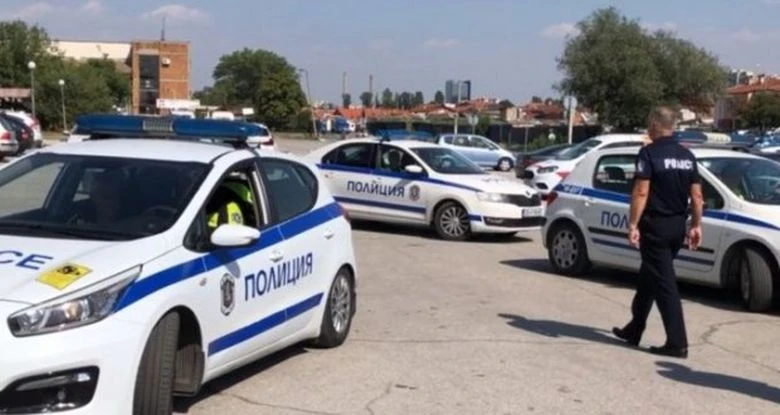 Обитател на блок в Пловдив е арестуван, хвърлял от терасата твърди предмети