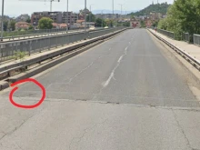 Шофьор спука гума и сцепи джанта на моста на Герджика заради голяма дупка