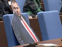 ПП-ДБ сложиха макет на Пеевски в пленарната зала 