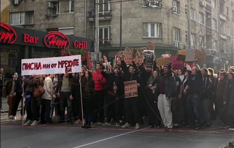Два часа по-рано: Студенти започнаха протестно шествие срещу властта