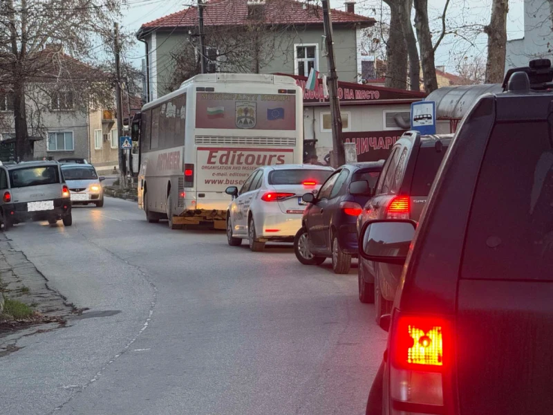 Неправилно паркиране блокира редовно движението в Първенец
