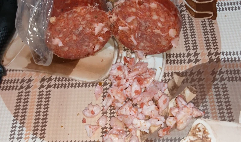 Клиентка си купи шпеков салам, но после обясни, че не става и за котето