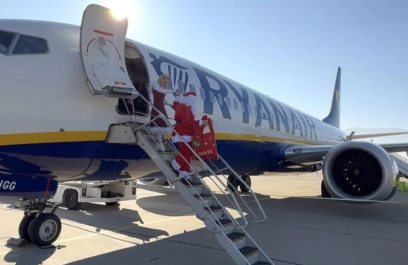 Дядо Коледа пристигна на летище "Пловдив" с хубава Снежанка
