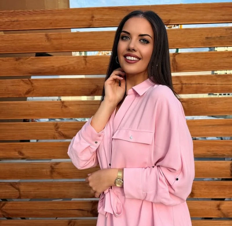 Риалити звезда дарява дрехите си, след като отслабна със 78 килограма