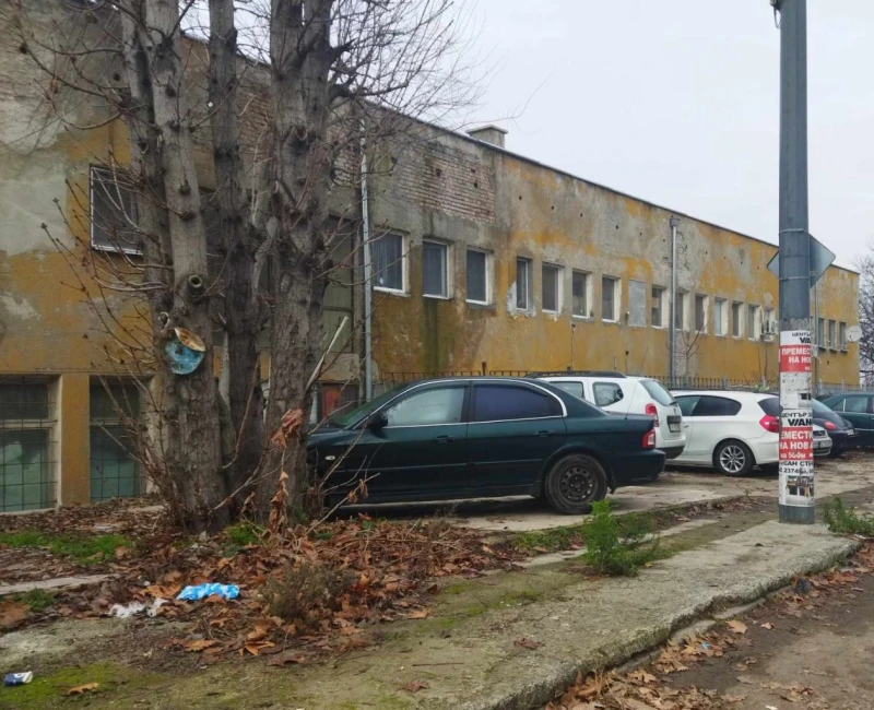 Изграждат нови паркоместа на натоварен булевард в Бургас