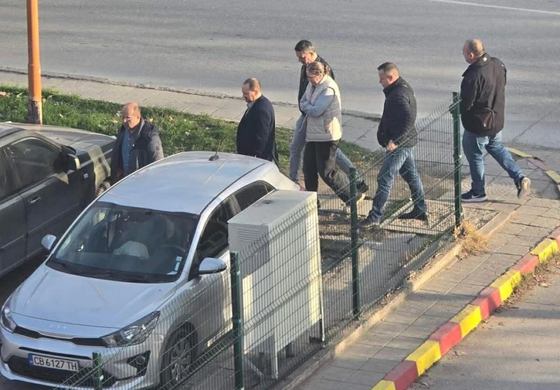 "Икономическа полиция" изведе от сградата на "Селена" двама от "мнимите" шефове