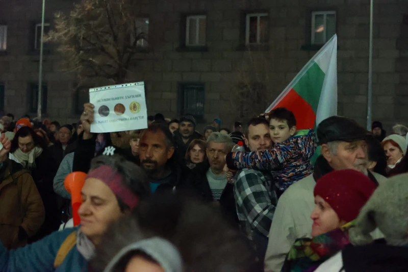 Протест срещу еврото затвори столичен булевард